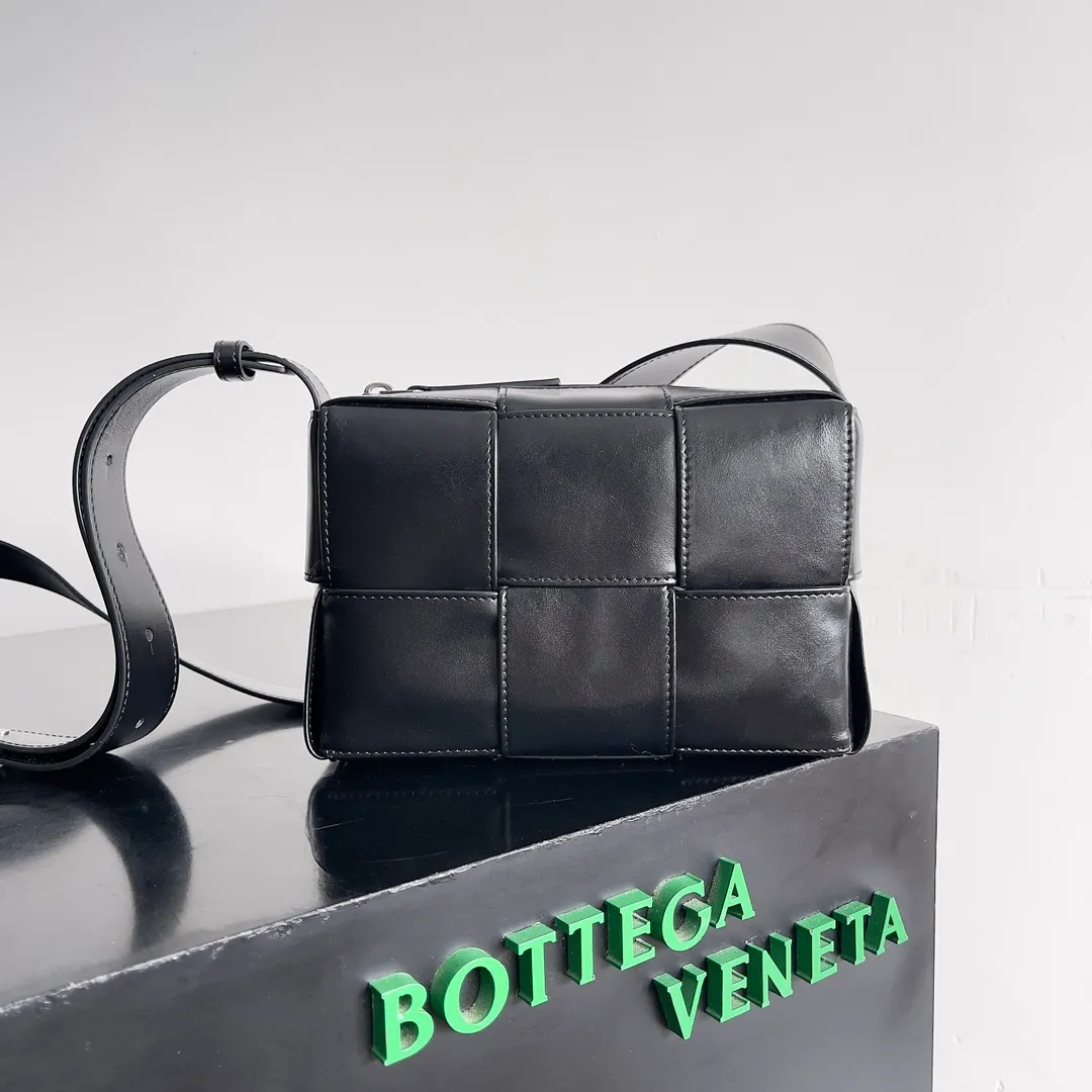 Batch 1640 BOTTEGA VENETA's new mini cassette camera bag. What a beautiful design. This noble one is really unique. The texture is also great. It matches the autumn and winter coat's great temperament. It can hold your various styles of matching, and the high-end double-fabric weaving design is also very NICE! In autumn and winter, it can be simply paired with a sweater or a jacket or a suit. The capacity is enough to hold some small items. The niche design is really amazing. I can’t praise this cool black woven handbag enough! You’ll fall in love with it at first glance, it’s so special~ Both the workmanship and appearance are superb! Style number: 795177 Size: 21*13*6.5cm
